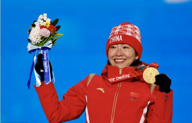 回到车里，宋婉婷的俏脸儿还是依旧通红。